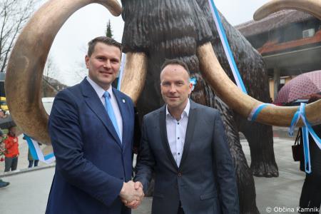 Dobrodošel mamut v Kamniku je dobil svoje mesto bronasti mamut v naravni velikosti, ki stoji v Mamutovem parku (60)